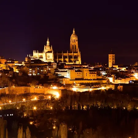 A 20 Min De Madrid En Ave Premium Con Chimenea, Wifi, Jardin Privado, Smart Tv 55p, Bano Dentro De Cada Y Aparcamiento En La Puerta Apartamento
